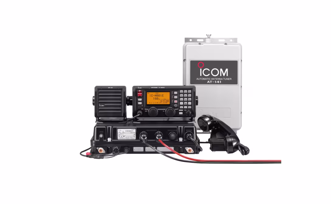 Internet with the SSB. The Icom pack includes a Pactor modem, which allows reception of e-mails and weather files via a Sailmail or Airmail server. Reliable, practical, and above all very economical, as the radio waves are free.