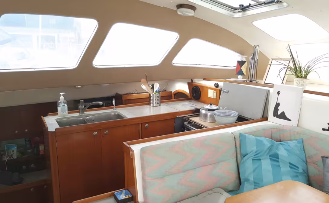 The model that François found is one of the few with the galley in the nacelle. However, the fridge and most of the cupboard space is down below.  