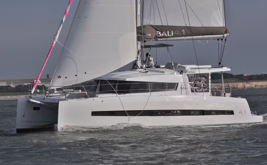 Même sous solent et grand-voile, le 4.1 se révèle agile, maniable et agréable.