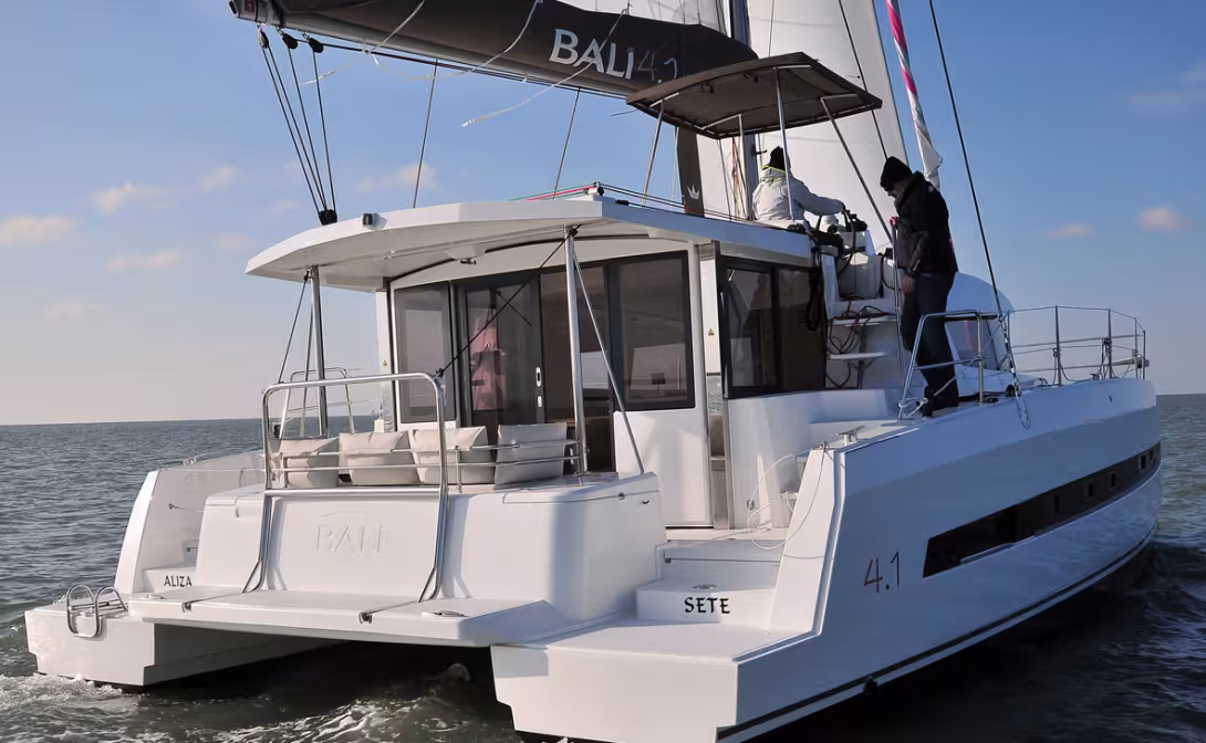 La vison de l'arrière est moins flatteuse, mais cet aménagement est si fonctionnel qu'on lui pardonne cet excès d'embonpoint.