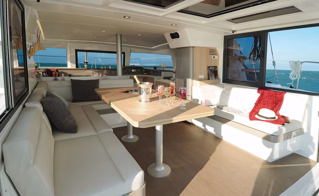 Le concept Maxi Lounge : une lumière abondante, une modularité d'espaces complémentaires adaptés à toutes les saisons et à tous les climats (notez la cloison arrière stockée en position ouverte au plafond du roof).