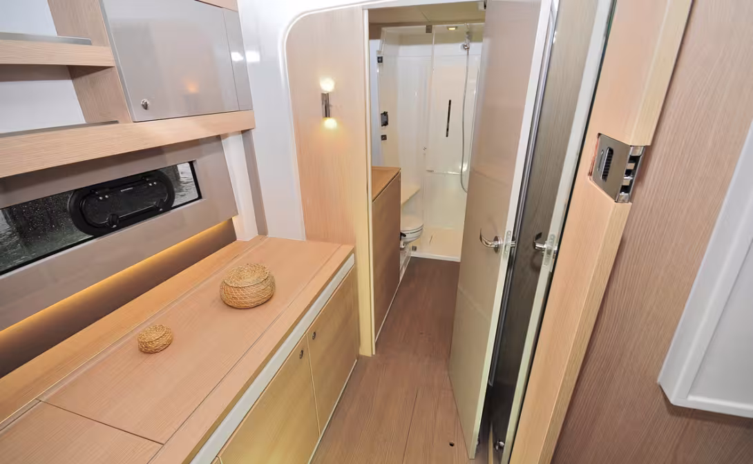 La partie avant du flotteur propriétaire ; il fait mauvais temps à l'extérieur, mais l'atmosphère reste si agréable !