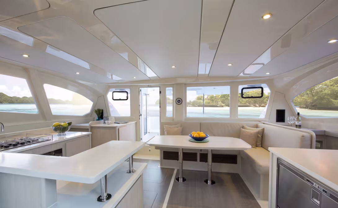 Avec une hauteur sous barrot de 2,12 m, le carré prend ses aises. Et ne manque pas de lumière grâce à ses généreux hublots.