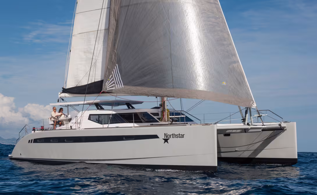 Reichel-Pugh signent ici un de leurs premiers multicoques, une belle maîtrise stylique !