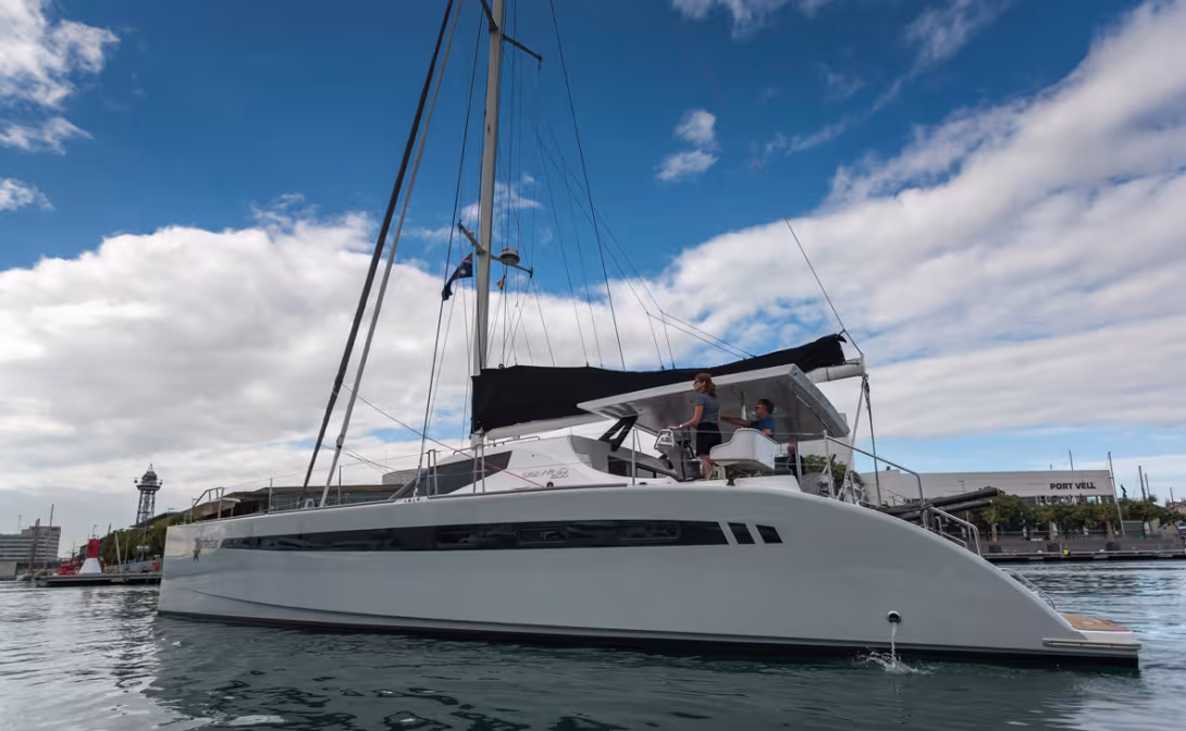 Notez l'élégance du sifflet de redan et la tenue de proportions. Un bien joli catamaran !