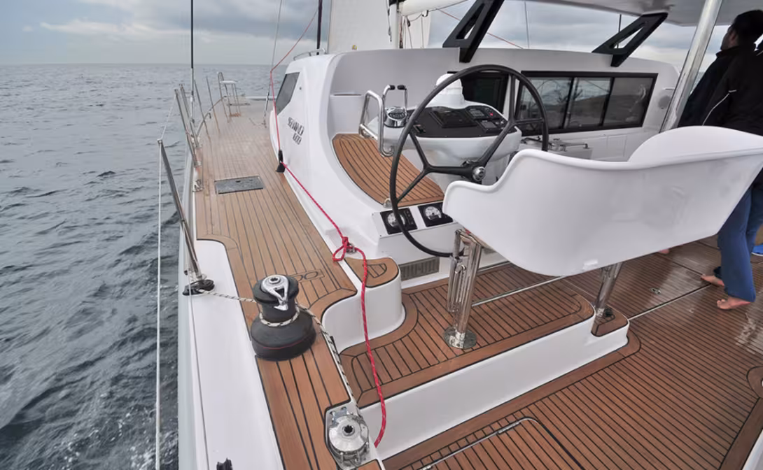 Les postes de barre retrouvent une place de choix dans le plan de pont ! Bravo pour l'élégante console, le siège deux places très enveloppant et l'ergonomie de pilotage…