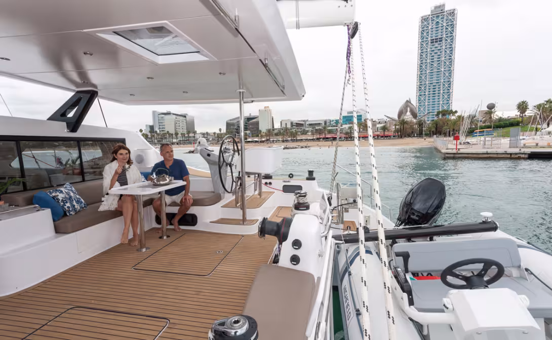 Des postes de barre avancés dans le navire pour une meilleure protection, un carré-dînette d'extérieur en communication directe avec la cuisine via les panneaux coulissants, le Seawind donne priorité à une organisation de l'espace différente de la 