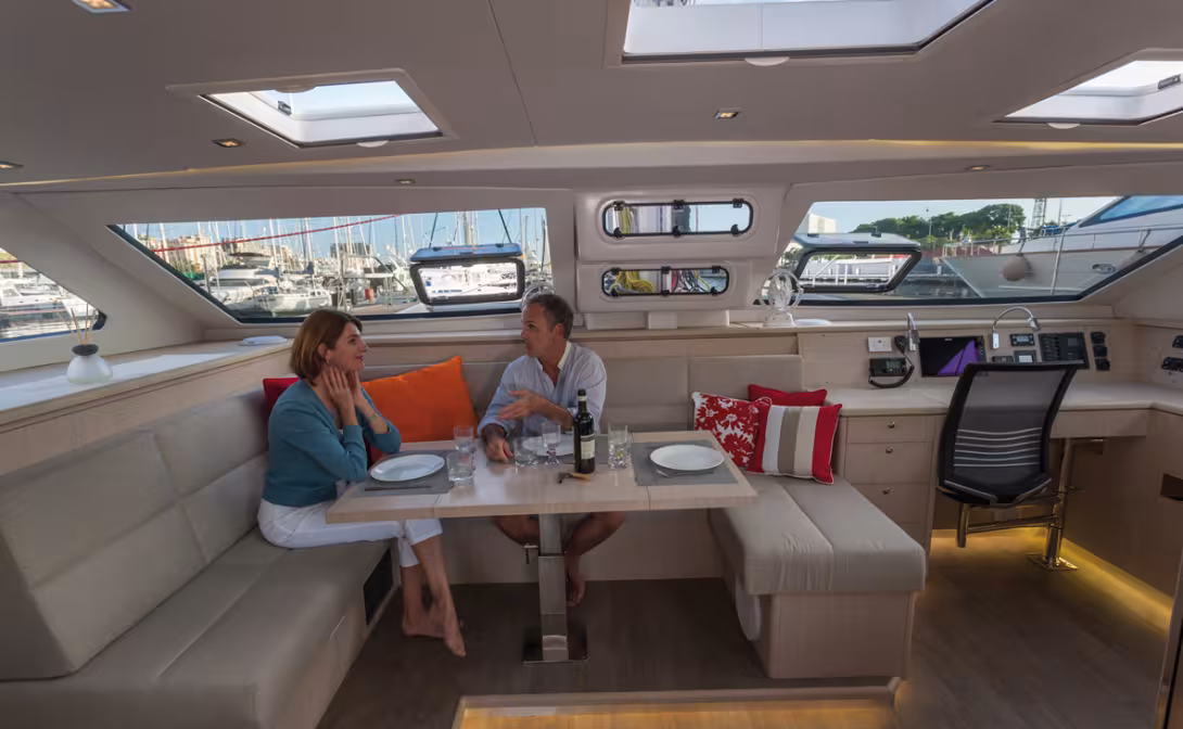 Le Seawind 16 est dédié à la vie à bord permanente ultra-confortable et en équipage réduit. Tout dans l'organisation de l'espace traduit ce programme.