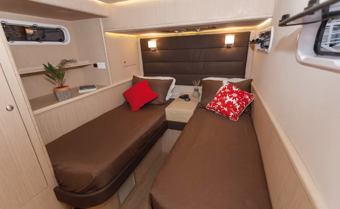 La cabine arrière bâbord est transformable en double single.