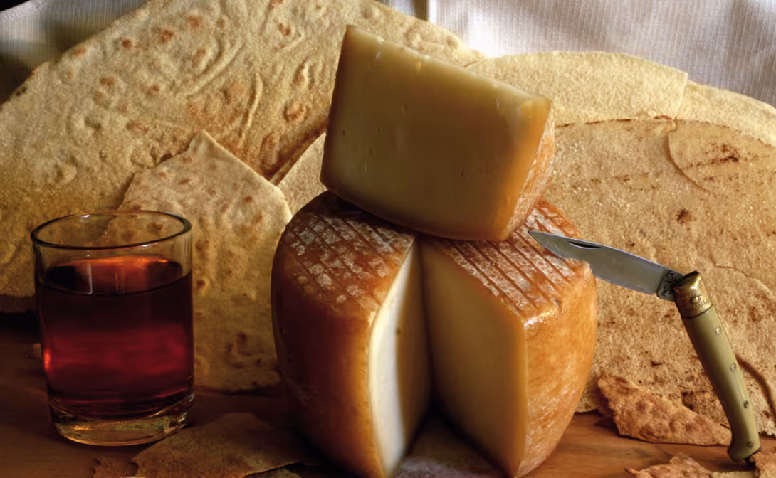 Ne manquez pas de vous arrêter pour goûter la fabuleuse gastronomie locale. Un must !