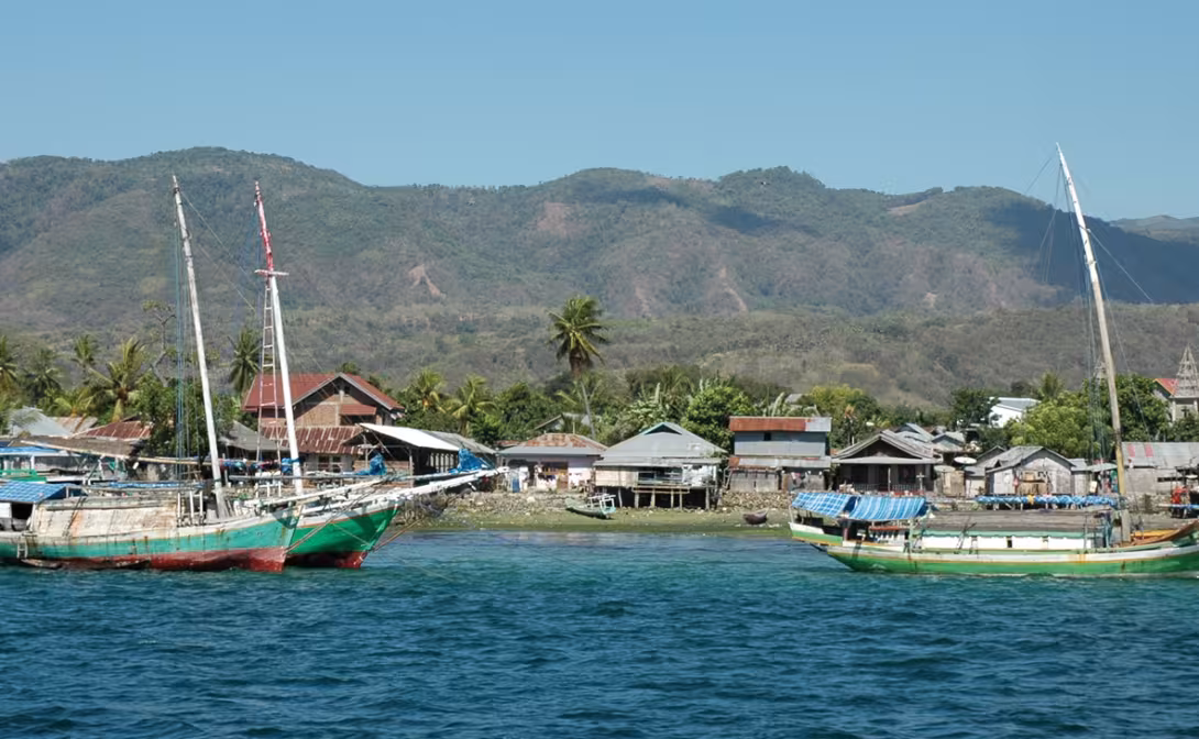 Voiliers de charge à l’ancre devant Lewoleba, bourgade de pêcheurs de l’île de Lembata…