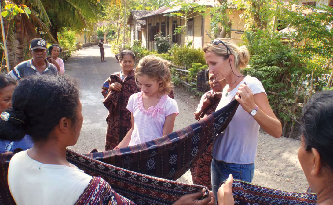 Choix délicat d’un ikat dans le village côtier de Sikka, sur la côte sud de Florès…
