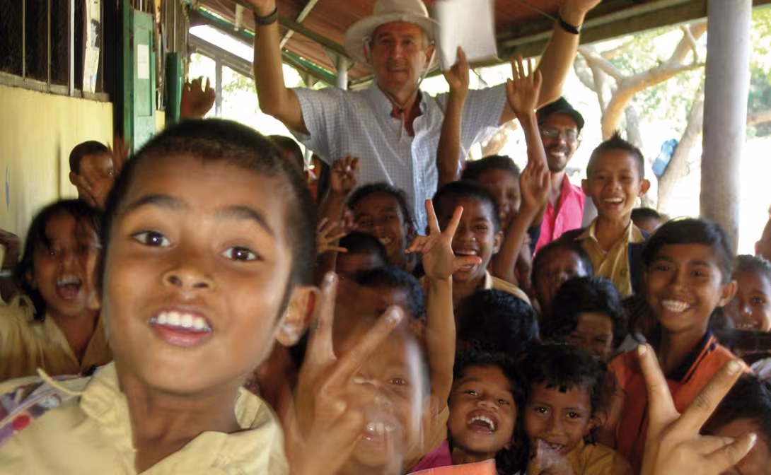 Visite joyeuse d’une école à Mausembi, côte nord de Florès…