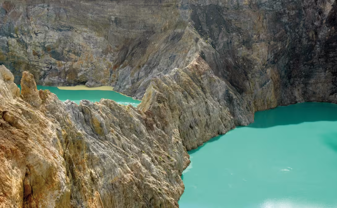 L’incroyable couleur des eaux acides du volcan Kelimutu, au cœur de Florès…