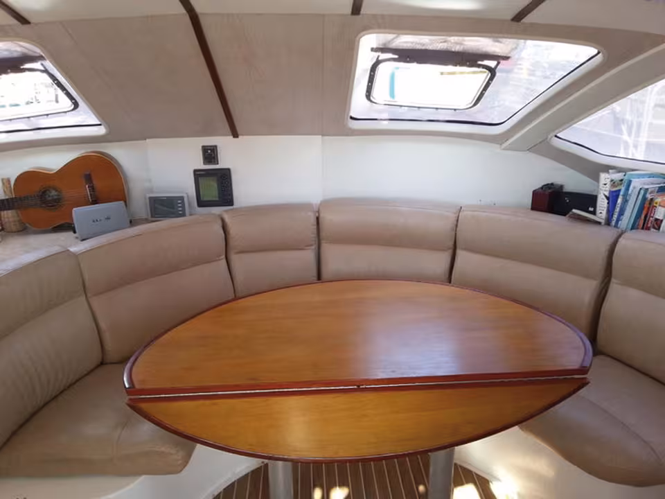 Le volume réduit de la nacelle et l’étroitesse des coques se prêtent plutôt à un équipage réduit.