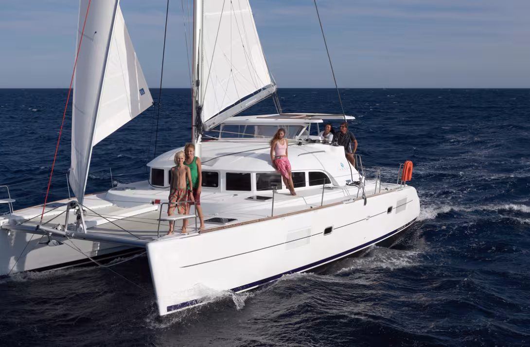 Le 380 reprend les grandes lignes du 410 sorti trois ans plus tôt… mais propose des moteurs accessibles par des coffres arrière et non sous les couchettes.