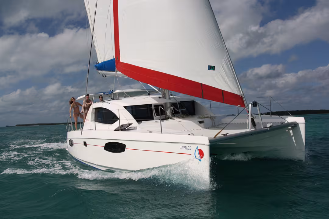 Une silhouette particulière, surtout de face… Mais les redans de coque marqués préservent une largeur à la flottaison modérée, et offrent de belles performances.