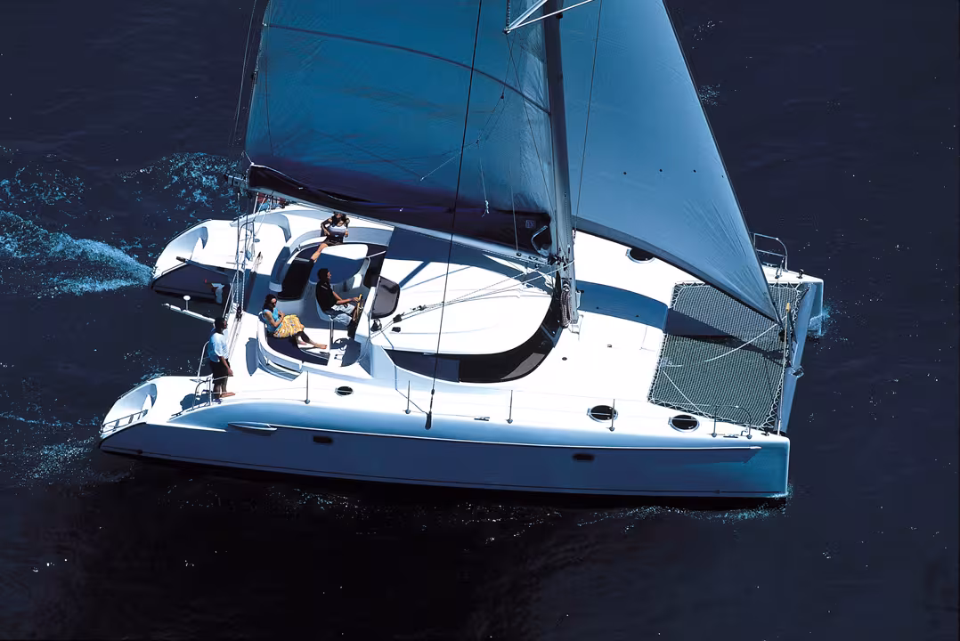 Bien toilé, le Lavezzi est capable de tenir des moyennes de 9 nœuds au cours de traversées océaniques – pour peu que l’alizé soit de la partie.