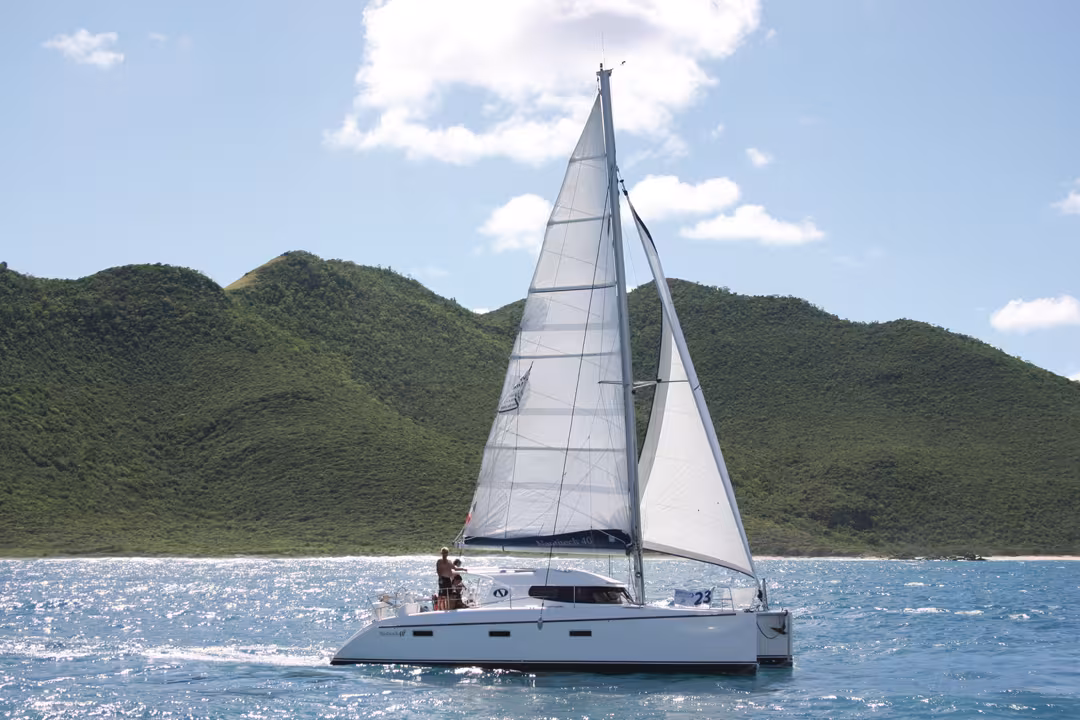 Les postes de barre offrent une bonne vision du plan de voilure.