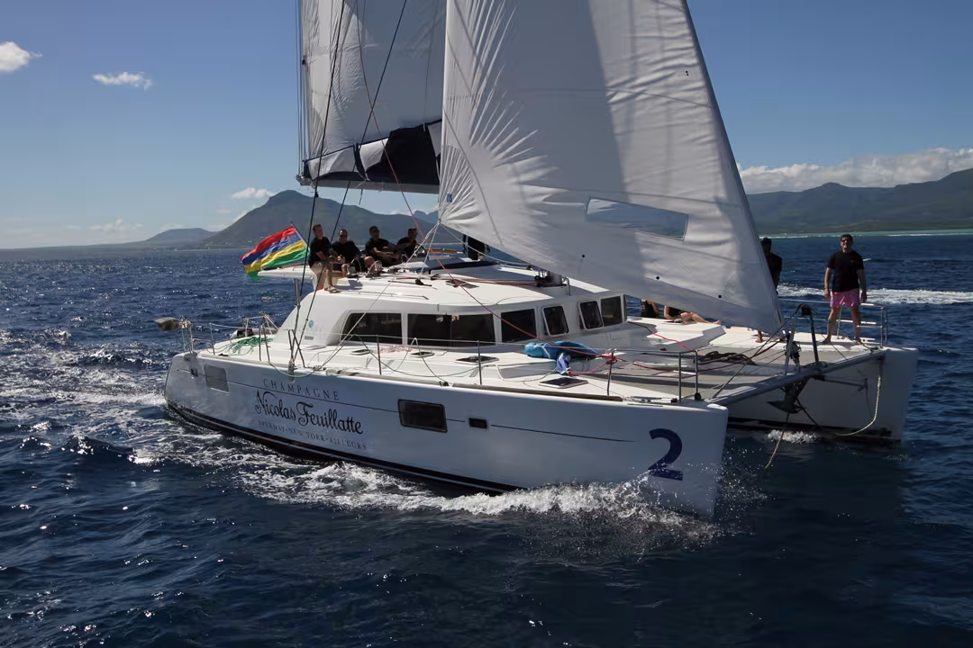 Deux innovations sur le pont : le chantier a prévu un cockpit avant et un poste de pilotage surélevé.