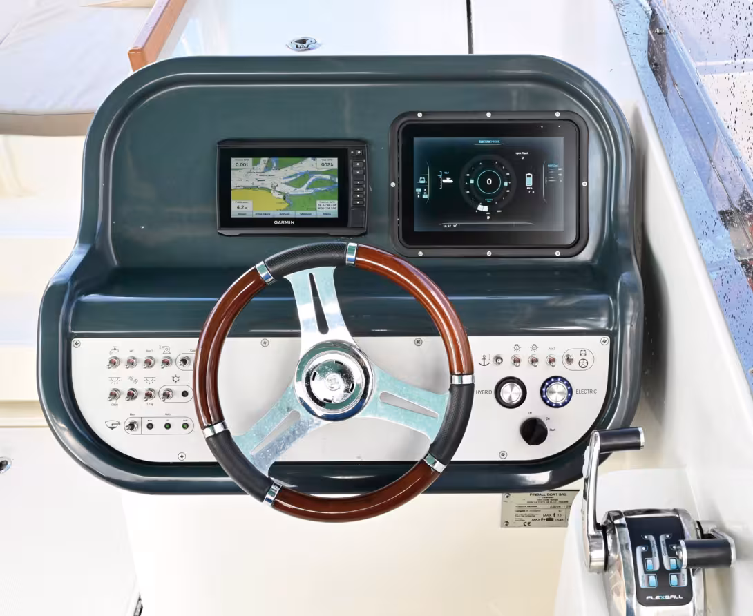 La console du poste de pilotage est déportée sur tribord ; la bonne maîtrise des différents modes de propulsion réclame une courte mise en main.