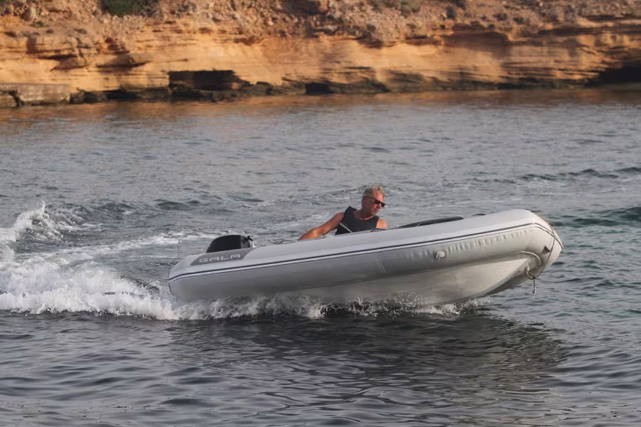 Un moteur de 6 CV offre déjà un comportement dynamique – à condition d’embarquer seul.