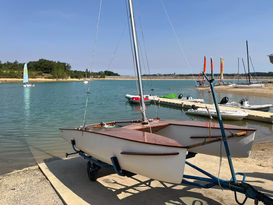 La mise en route de ce petit catamaran est aussi simple que rapide.