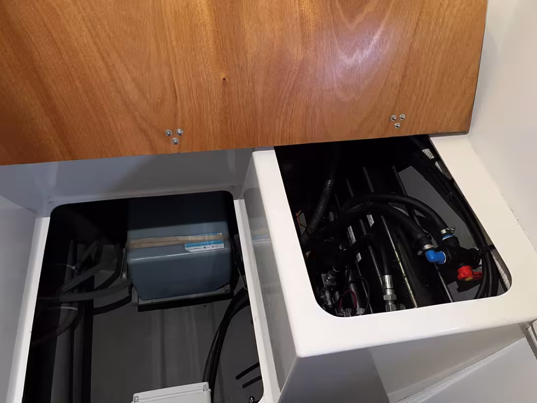 Le dessalinisateur Aqua Base ES de 105 litres/heure est modulable. Dans notre cas, il est monté sous une couchette avant et le réservoir d’eau douce est situé à côté, ce qui facilite les interventions. Les dessalinisateurs et leurs périphériques