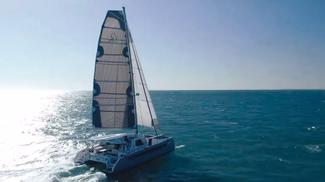 Performant à quasiment toutes les allures, le 442 atteint régulièrement la vitesse du vent. Vous serez  probablement arrivé plus tôt  que prévu !