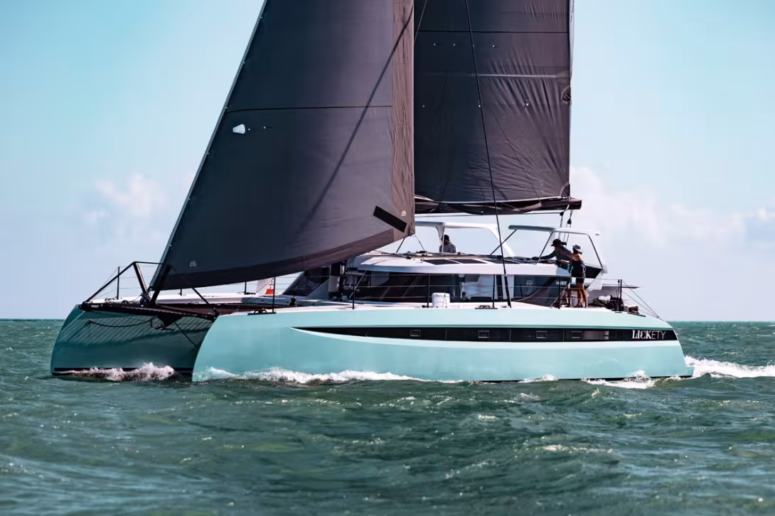 La dérive sous le vent bien baissée soulage la coque et favorise le cap au près. Les deux postes de barre en miroir permettent de barrer sous le vent ou au vent et de coordonner les manœuvres.