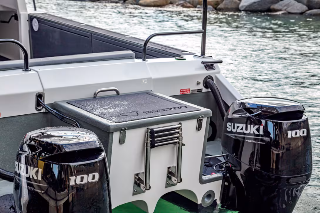 Entre les deux hors-bords, un vaste coffre extérieur fait également office de plage arrière surélevée.
