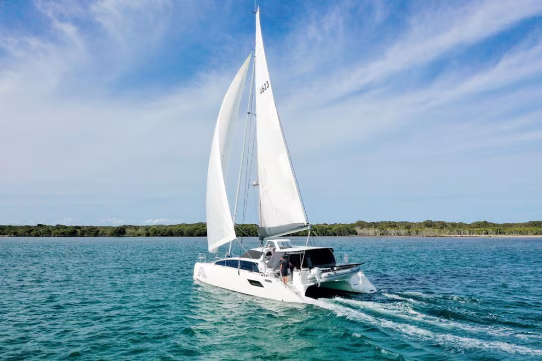 Avec un déplacement deux fois inférieur à ses concurrents de même taille orientés confort, le Lightwave démarre dès les premières risées.