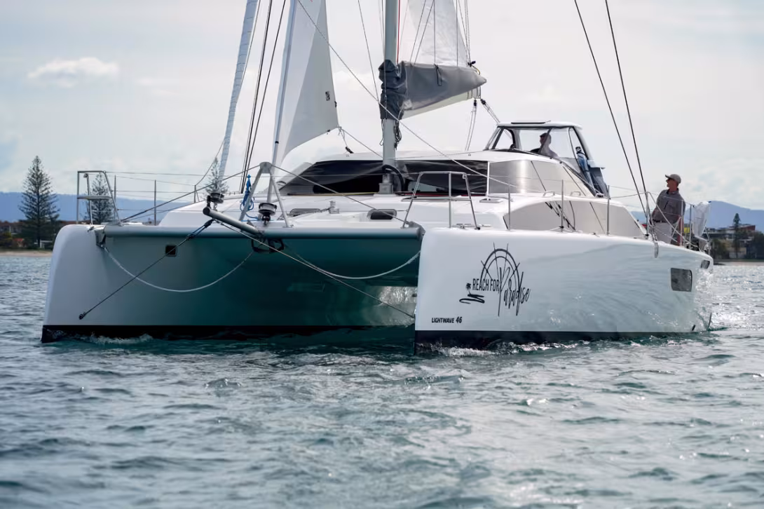 Avec ses superstructures revues et ses étraves désormais inversées, le Lightwave 46 est plus séduisant que son prédécesseur. Notez la hauteur de la nacelle (0,95 m) au-dessus de la surface.
