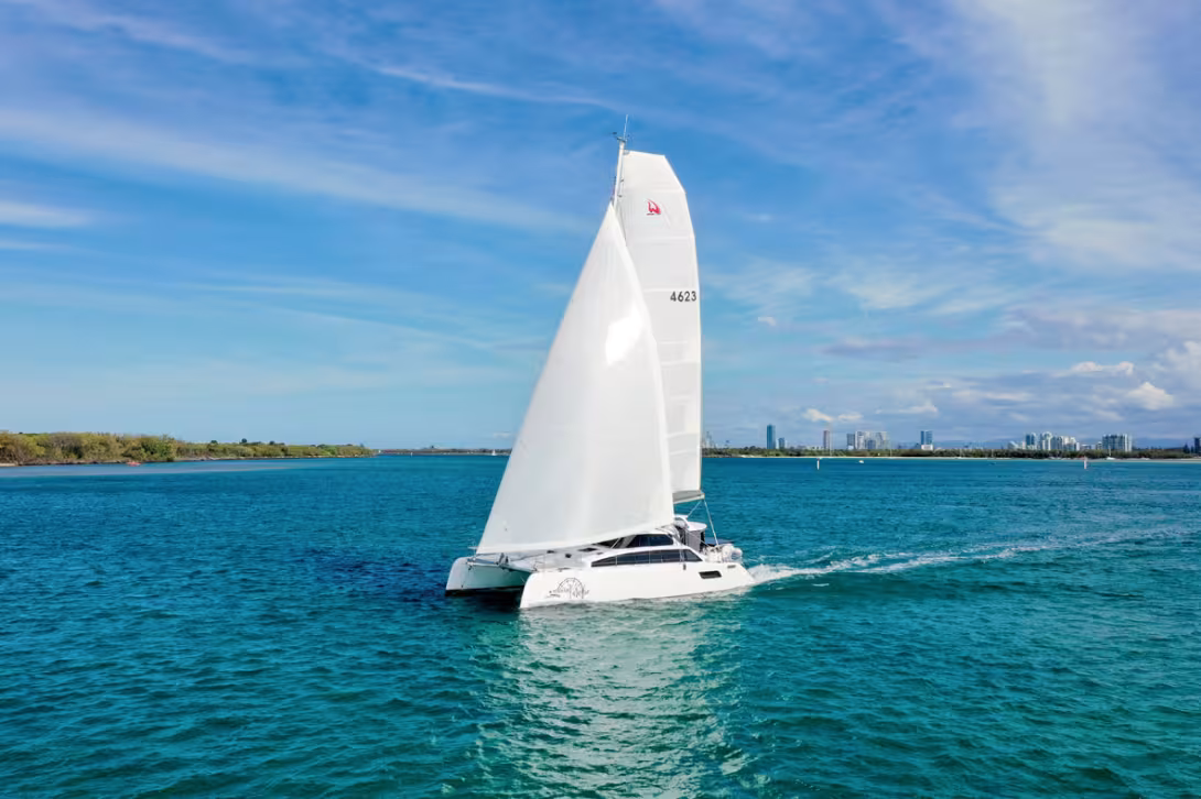La configuration du gréement en cotre s’avère bien adapté à des conditions météo variées ; les voiles se gèrent facilement à deux équipiers.