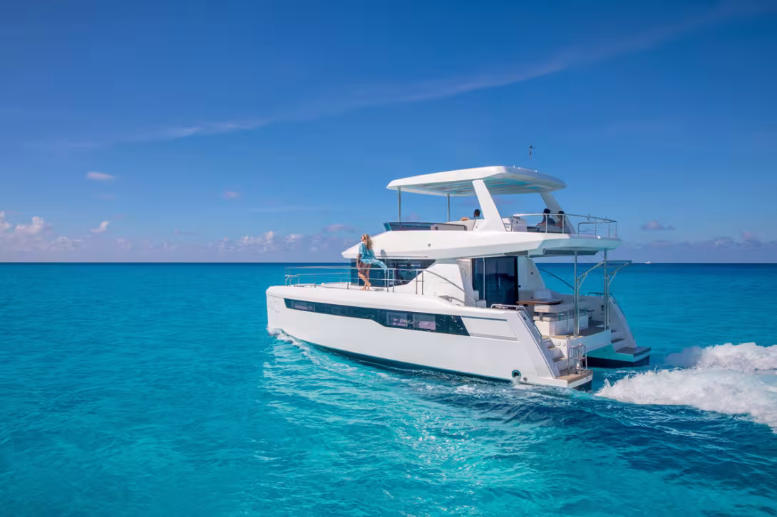 Les deux jupes, assez larges, offrent un accès facile au powercat. Dommage qu’aucune plate-forme arrière centrale ne soit proposée.