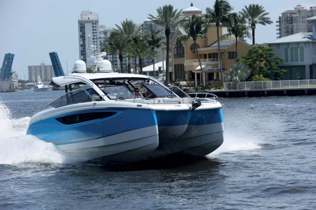 De face, le TH 36 dégage une impression de puissance, avec des étraves à la fois robustes et élancées et une nacelle épaisse.