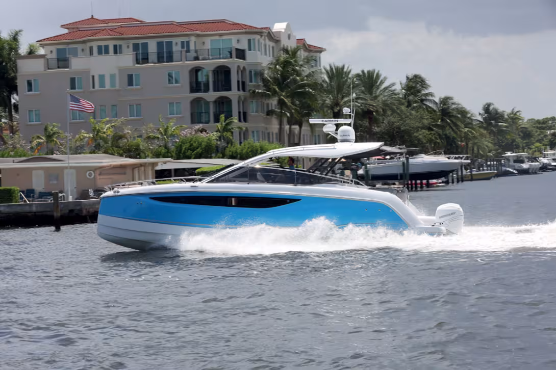  De profil, difficile de reconnaître un catamaran ! Ce Four Winns ressemble plutôt à un gros bow-rider.