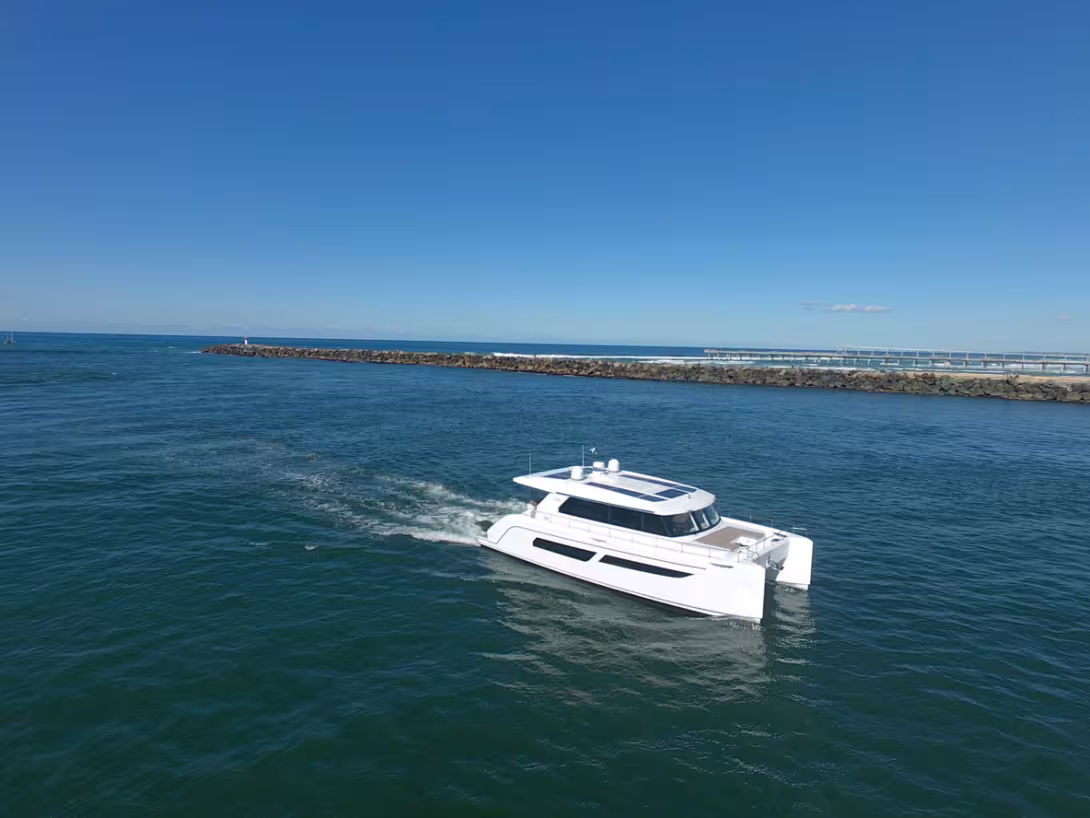La carène à semi-déplacement permet d’atteindre confortablement les 20 nœuds – nous avons relevé une vitesse maximum de 21 nœuds pendant notre essai en mer.
