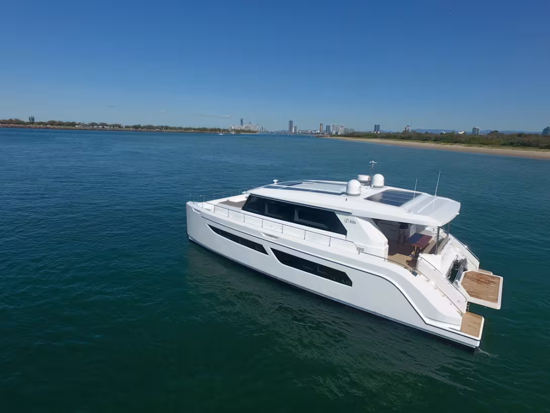 Le premier Sedan de la marque est élégant, mais reste spacieux grâce à des francs-bords de bonne hauteur. Notez la surface importante des panneaux solaires.