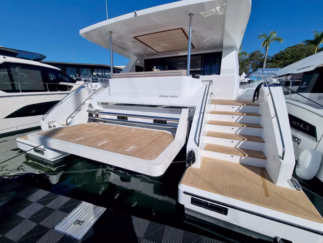 Sur le 53S, la plate-forme hydraulique optionnelle met l’annexe hors de portée des mâchoires des crocodiles australiens en maraude dans les eaux tropicales septentrionales. 