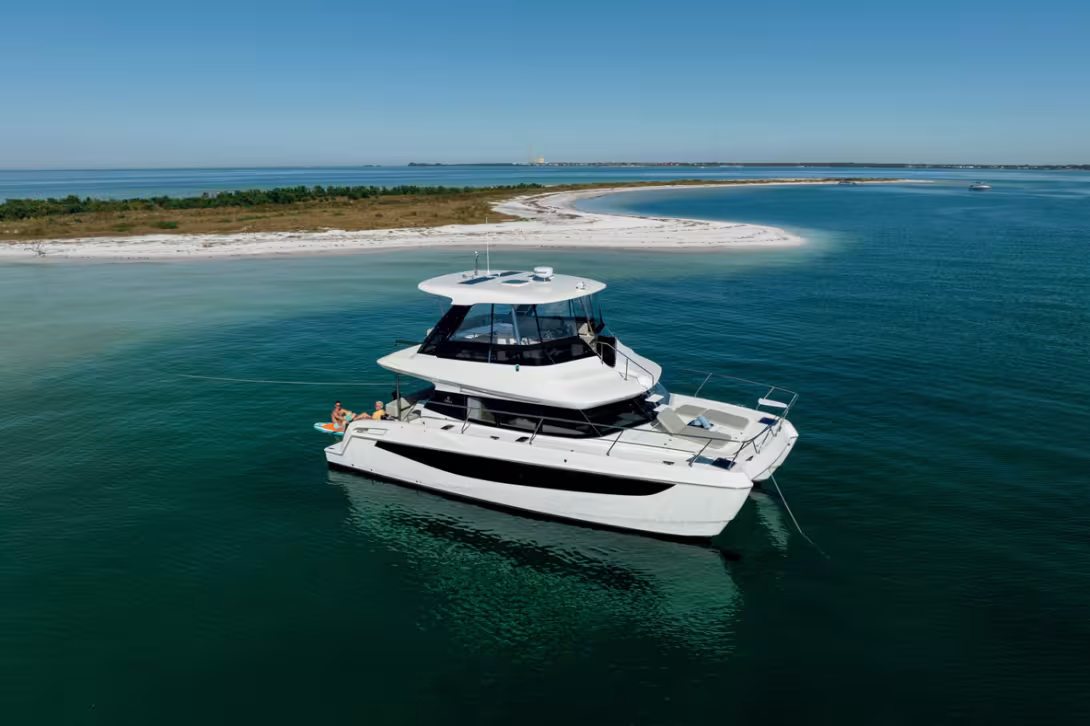 Conçu pour la croisière, l’Aquila est aussi une merveilleuse plateforme de loisirs, bien pensé pour profiter de l’élément marin dans un mouillage tranquille.