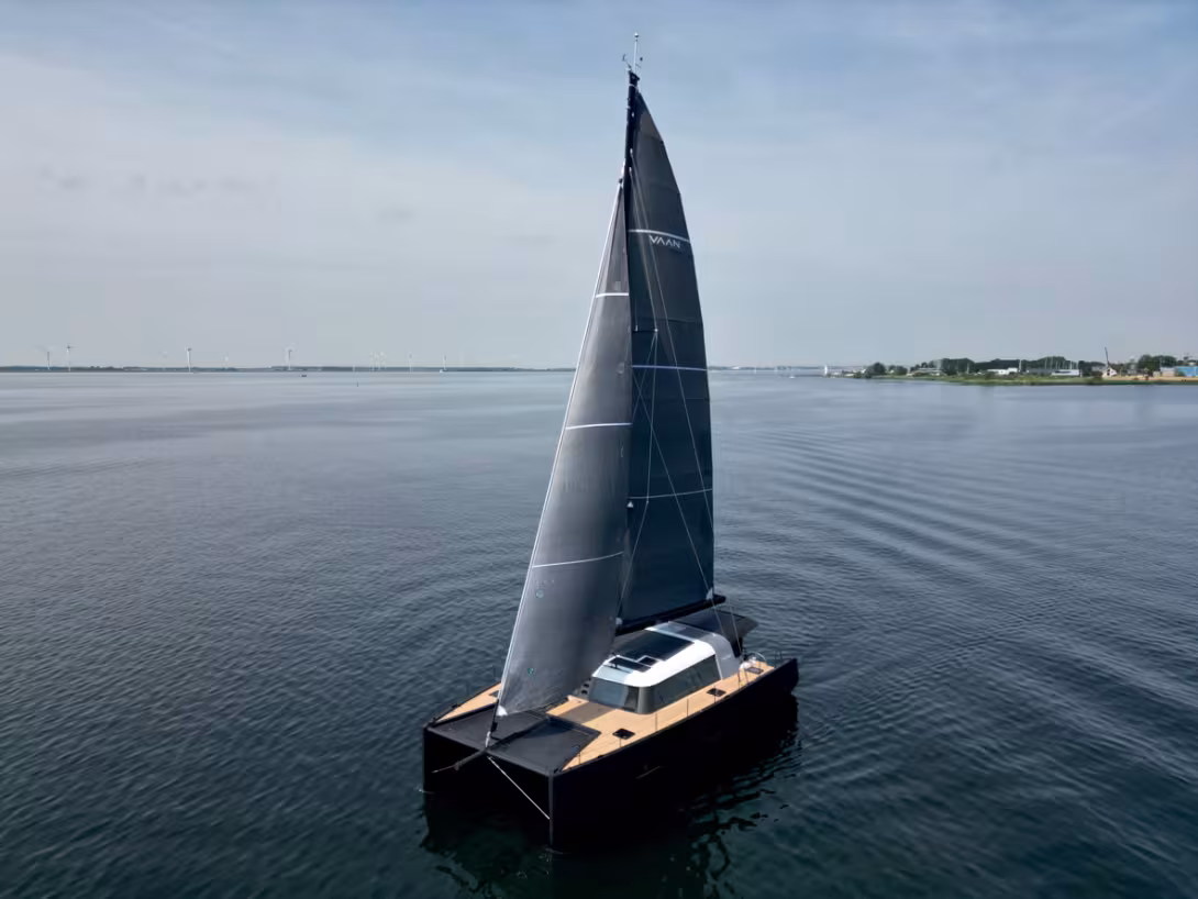 Avec son design résolument moderne inspiré du motor  yachting, le Vaan R5 ne passe pas inaperçu sur l’eau. En revanche, rien ne trahit la fabrication en aluminium…