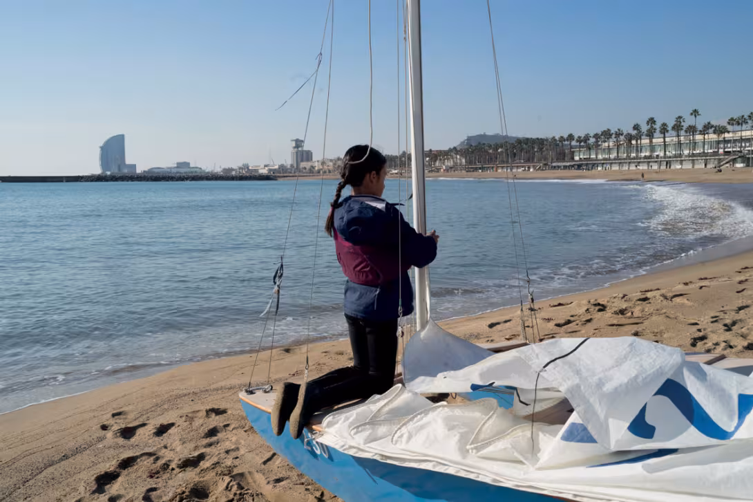 10-year-old Clara is mad about sailing and races every week aboard her Junior patí.