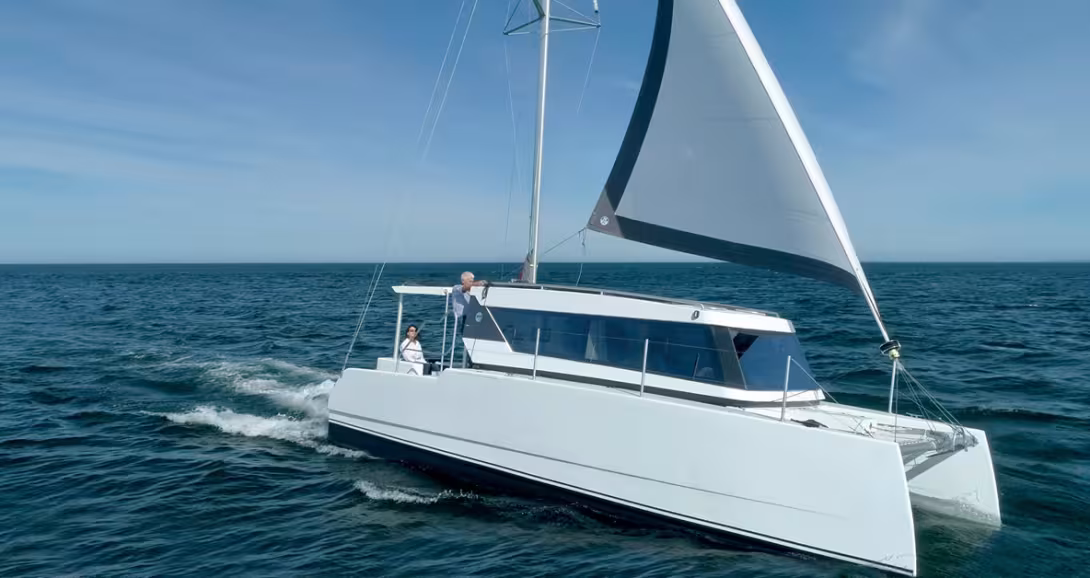 L’architecture du HopYacht 30 est signé Du Toit Yacht Design qui dessine également les catamarans Balance. 
Mais ici, le design  évoque plutôt celui des  powercats électriques  de grande taille.