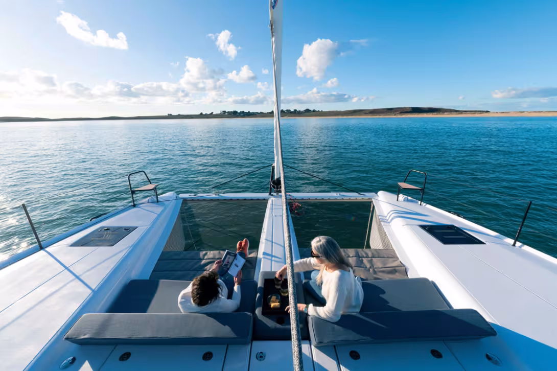 Panneaux de pont flush,  chandeliers anodisés noirs :  la qualité perçue se niche dans les détails.