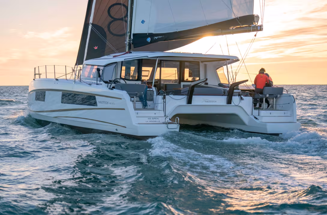 Les remous à l’arrière des deux larges jupes sont importants et pourraient faire croire que le 48 traîne de l’eau – il n’en est rien, c’est juste que le catamaran va très vite !