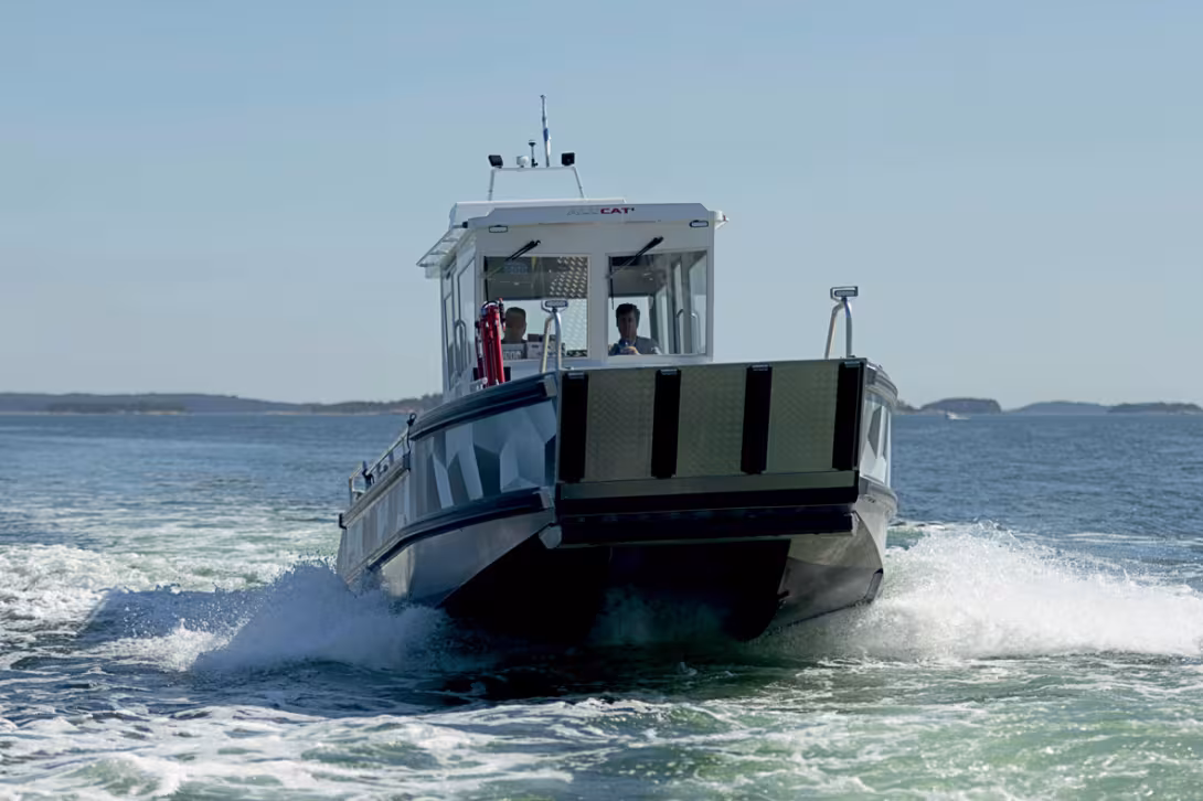 La carène de l’Alucat est basée sur celle d’un bateau de compétition – un bon moyen de concilier travail et performance tout en garantissant un très bon comportement marin.