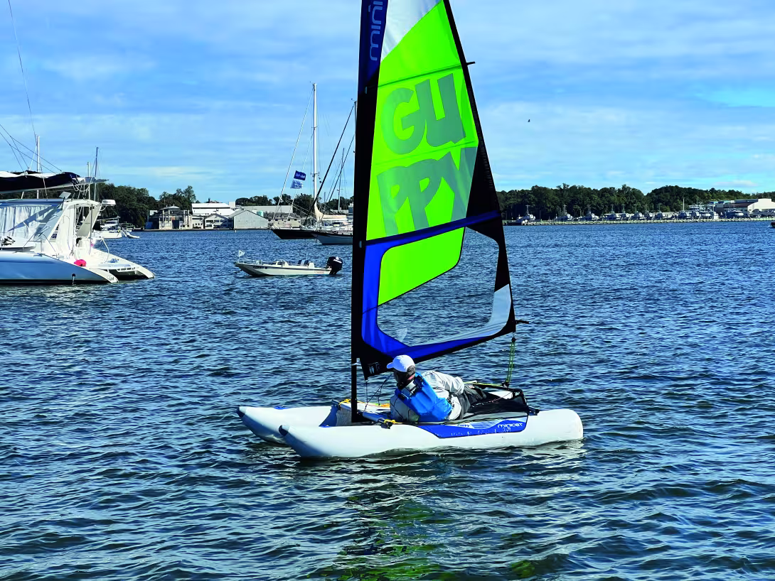 Avec ses couleurs acidulées, ses gros flotteurs et sa grand-voile, le MiniCat Guppy offre l’allure d’un gros jouet.