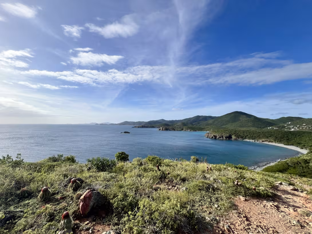 Depuis Ram Head Peak, la vue est absolument magique avec à l’ouest  les USVI et au loin à l’Est, les BVI.