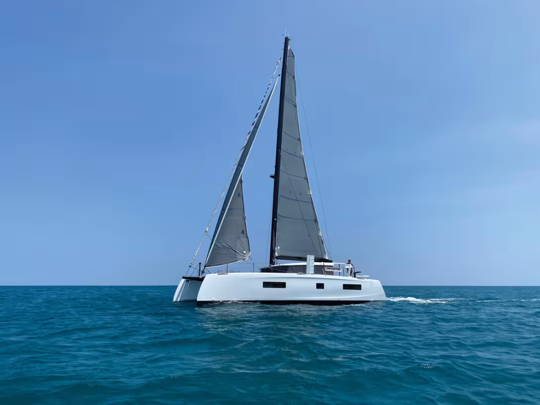 Le passage en mer est souple et le tangage très limité grâce à une répartition des masses soigneusement optimisée. Quant au jeu de voile Doyle qui totalise 150 m2, il propulse efficacement la plate-forme, qui n’affiche que 12 t au peson.